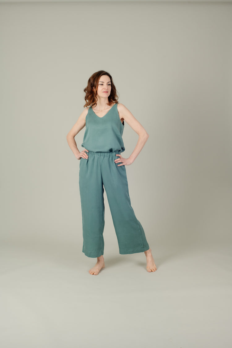 Frau in Zweiteiler Overall aus petrolfarbenem Tencel