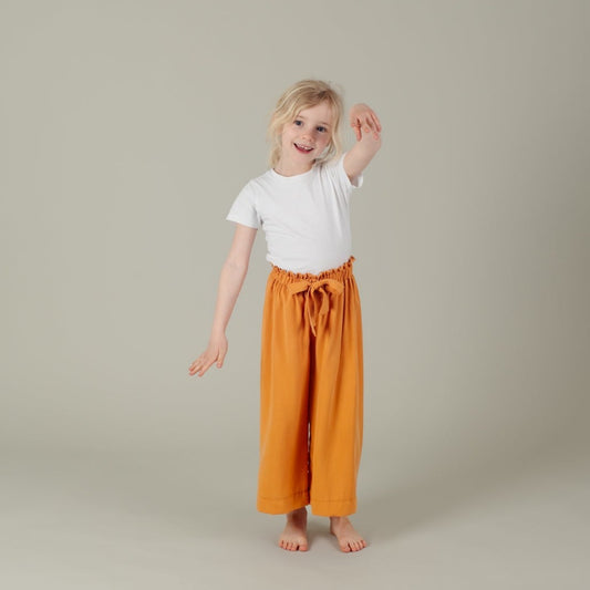 Tencel Kinderhose mit Paperbag-Bund und Schleife in der Farbe Mango, Urheber: Mini & Eve