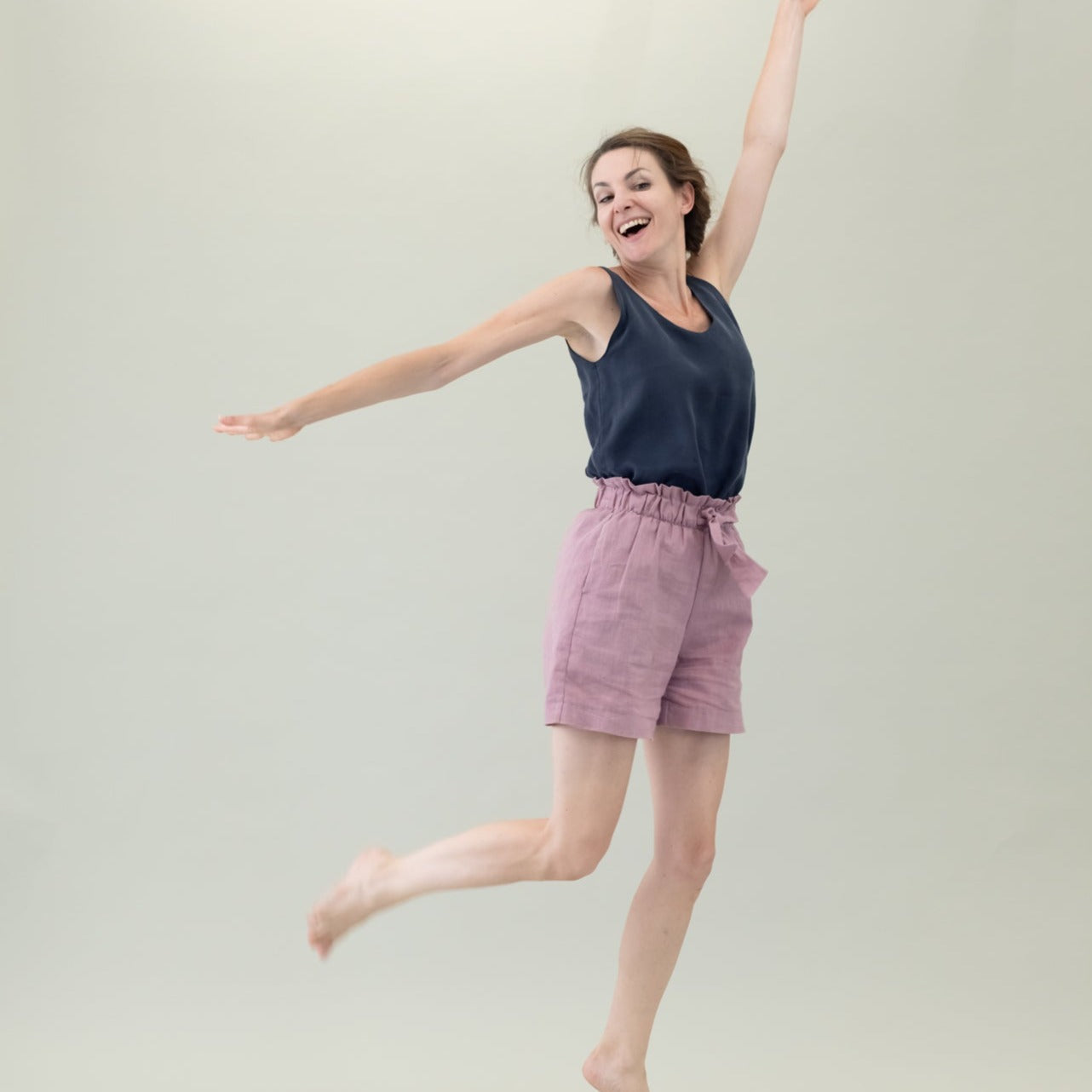 Leinen Damenhose mit Paperbag-Bund und Schleife in der Farbe Mauve, Rosa, Urheber: Mini & Eve