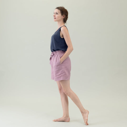 Leinen Damenhose mit Paperbag-Bund und Schleife in der Farbe Mauve, Rosa, Urheber: Mini & Eve