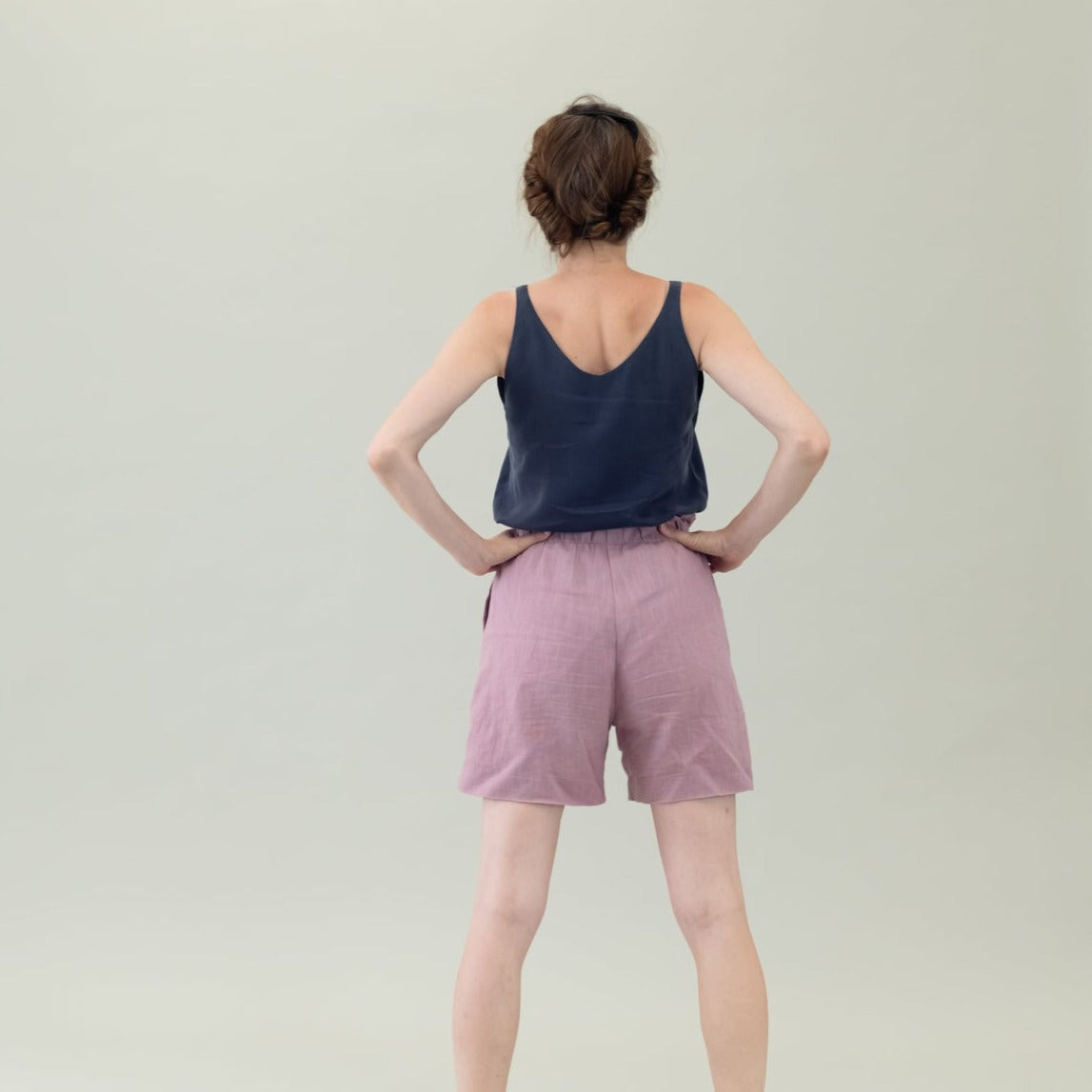 Leinen Damenhose mit Paperbag-Bund und Schleife in der Farbe Mauve, Rosa, Urheber: Mini & Eve