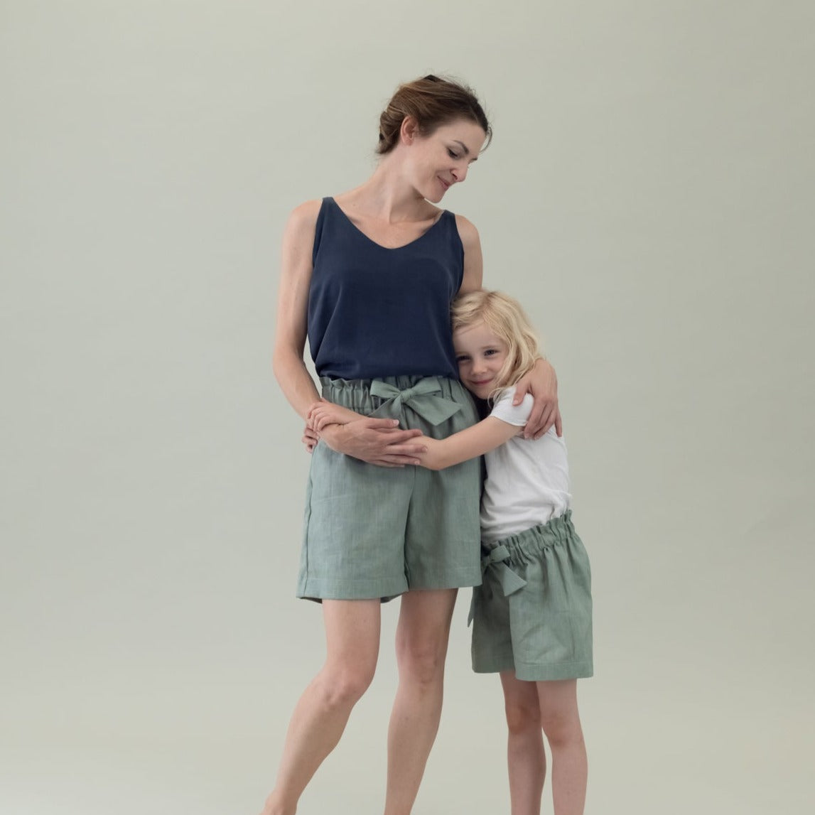 Kinder Leinen-Hose mit Paperbag-Bund und Schleife in der Farbe Salbei Grün, Pertnerlook Mutter Tochter, Urheber: Mini & Eve