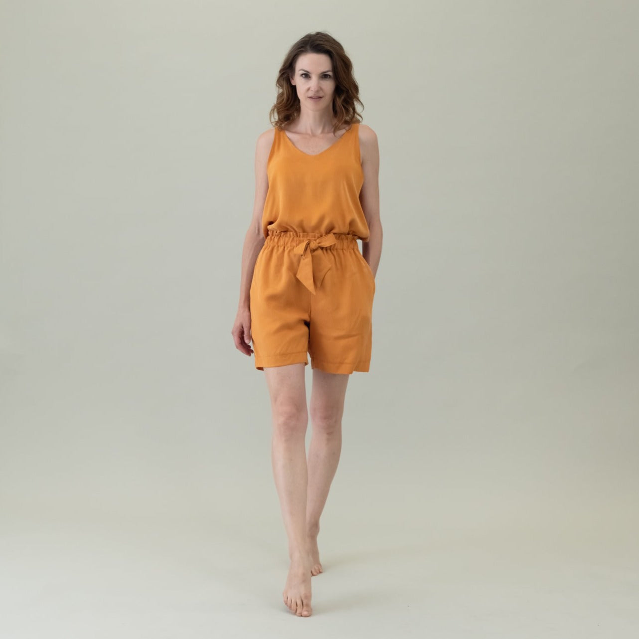 Tencel Damenhose mit Paperbag-Bund und Schleife in der Farbe Mango, Urheber: Mini & Eve