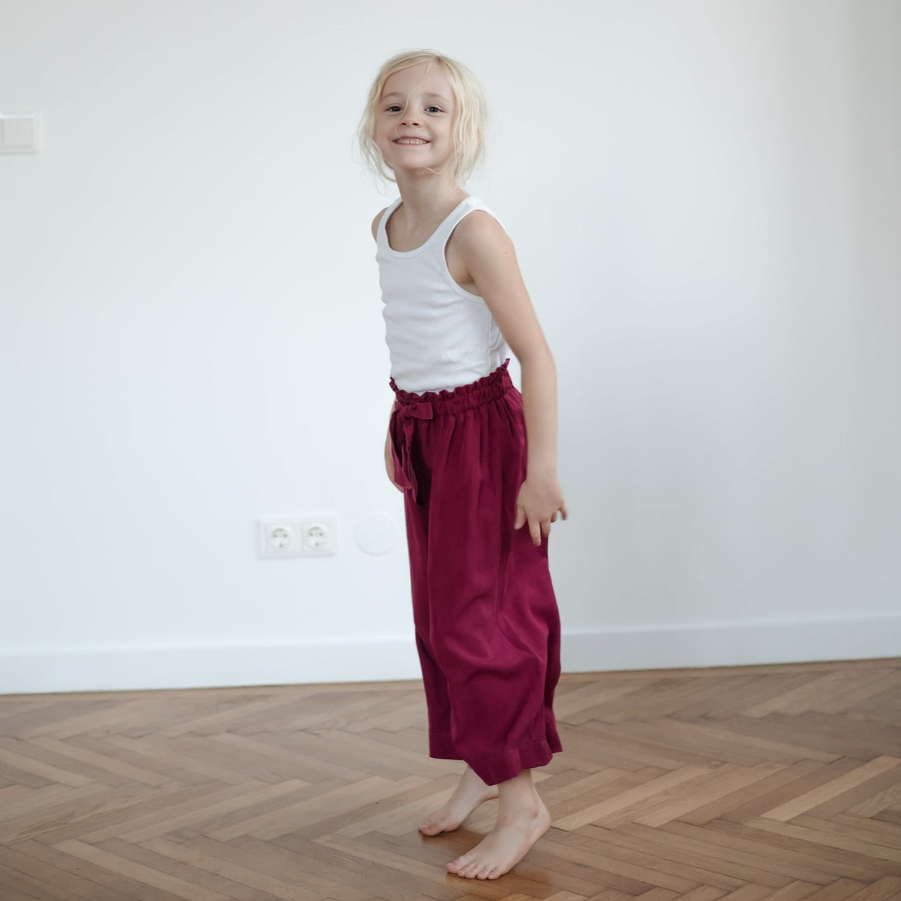 Tencel Kinderhose in Berry Pink mit Schleife und Paperbag-Bund, Mädchenhose; Urheber: Mini & Eve