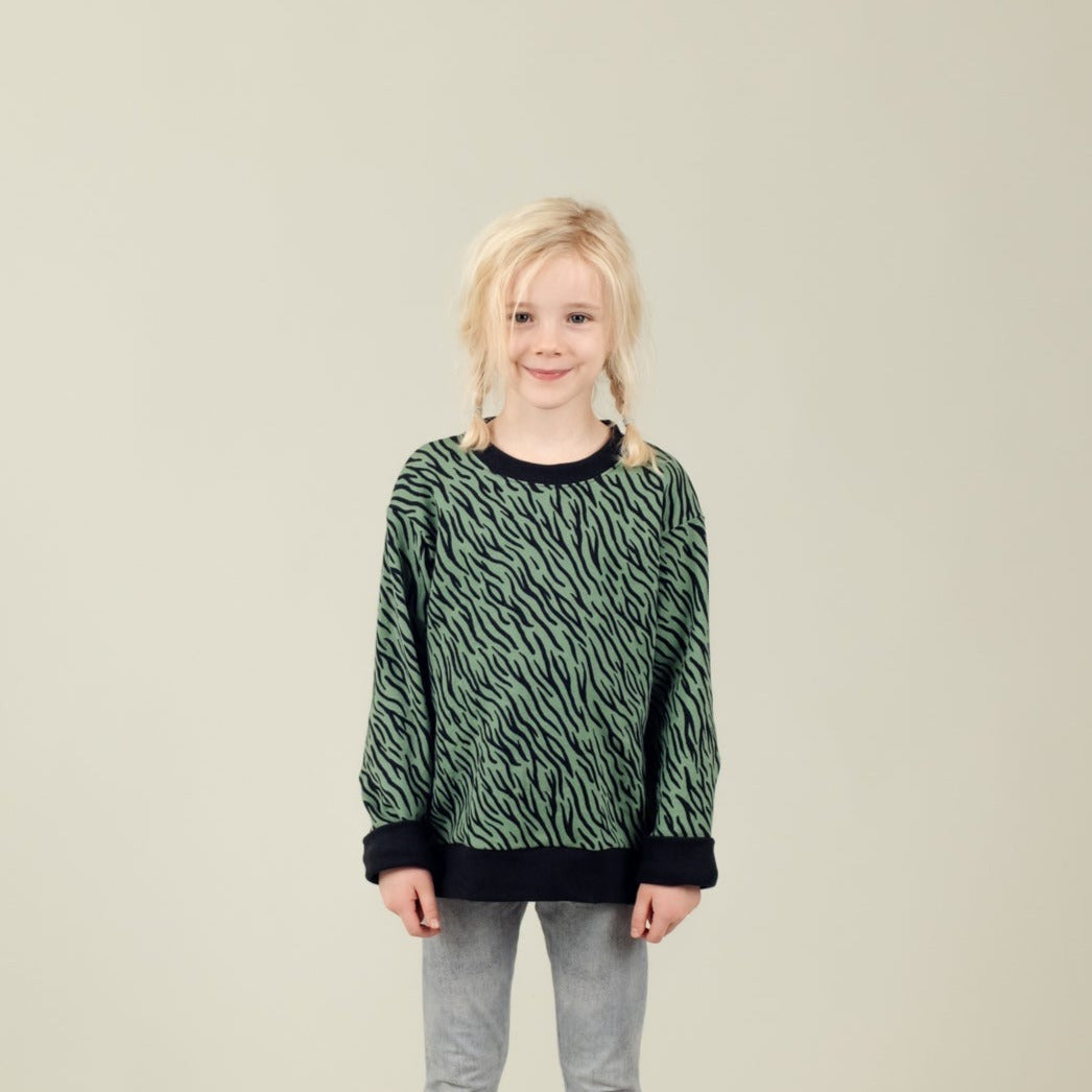Kinder Sweater Bio Baumwolle Grün mit Zebramuster; Urheber: Mini & Eve