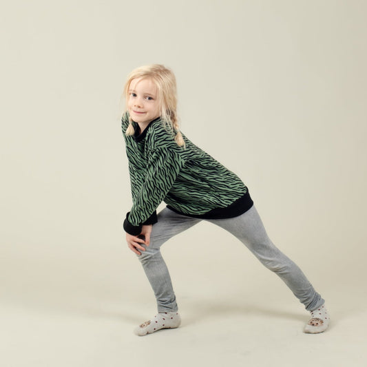 Kinder Sweater Bio Baumwolle Grün mit Zebramuster; Urheber: Mini & Eve