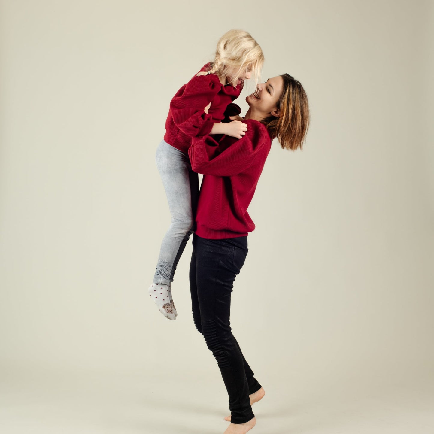Damen Pulli weinrot und Kinder Pulli, Mutter-Kind-Partnerlook; Urheber: Mini & Eve