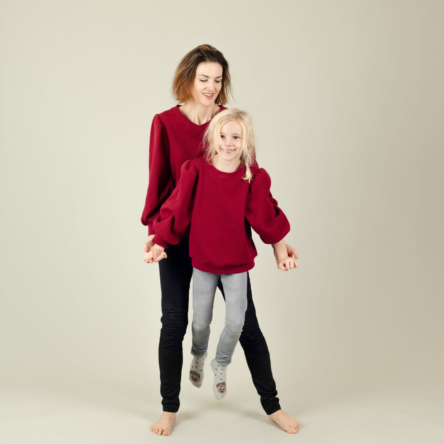 Kinder Pulli weinrot und Damen Pulli, Mutter-Kind-Partnerlook; Urheber: Mini & Eve