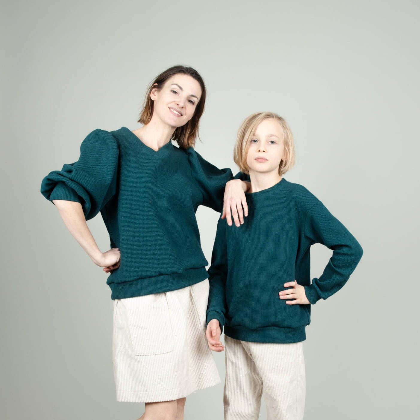 Kinderpulli aus Waffelstrick in Teal Blau Grün, Mutter und Sohn im Partnerlook, Urheber: Mini & Eve