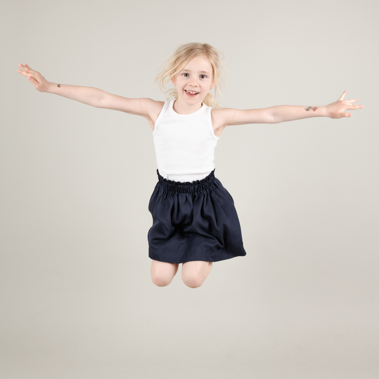 Tencel Kinderrock dunkelblau mit Paperbag Bund; Urheber: Mini & Eve