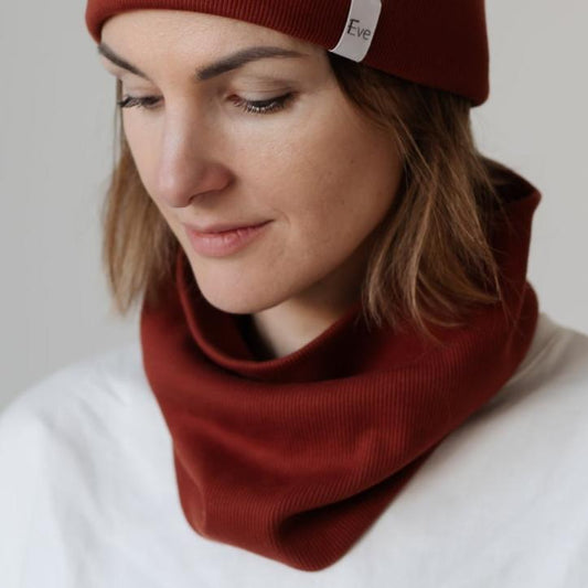 Frau mit Schlauchschal und Haube aus Baumwolle in der Farbe Terracotta; Urheber: Mini & Eve