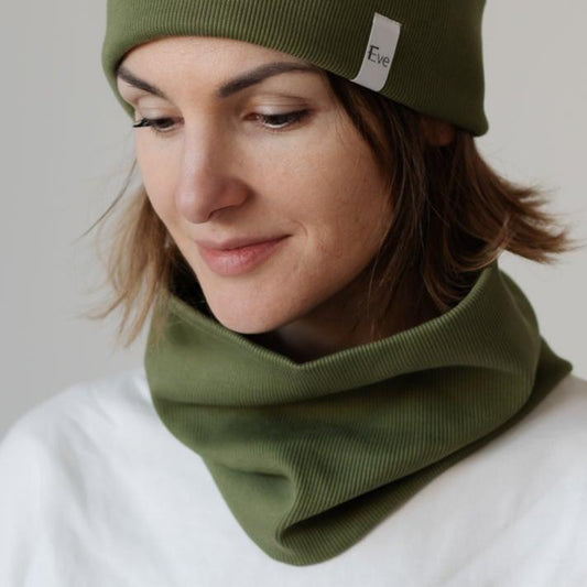 Frau mit Schlauchschal und Haube aus Baumwolle in der Farbe Olive; Urheber: Mini & Eve