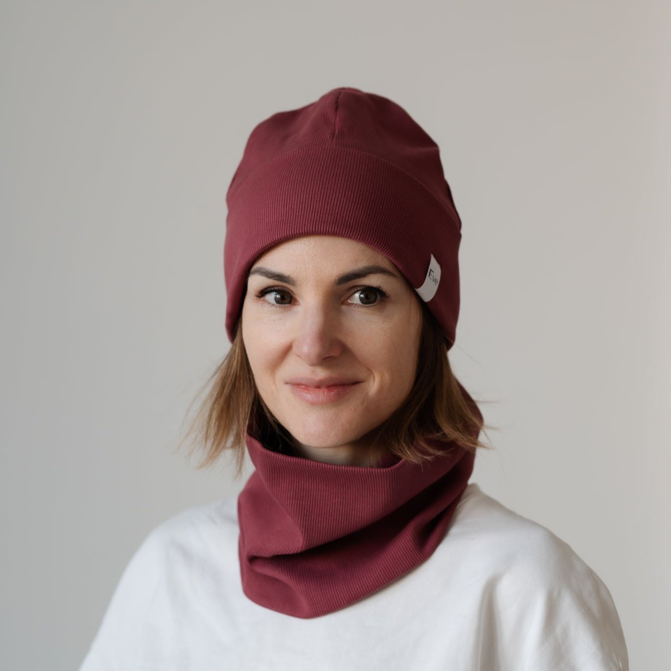 Frau mit Haube und Schal aus Baumwolle in der Farbe Purple Lila; Urheber: Mini & Eve