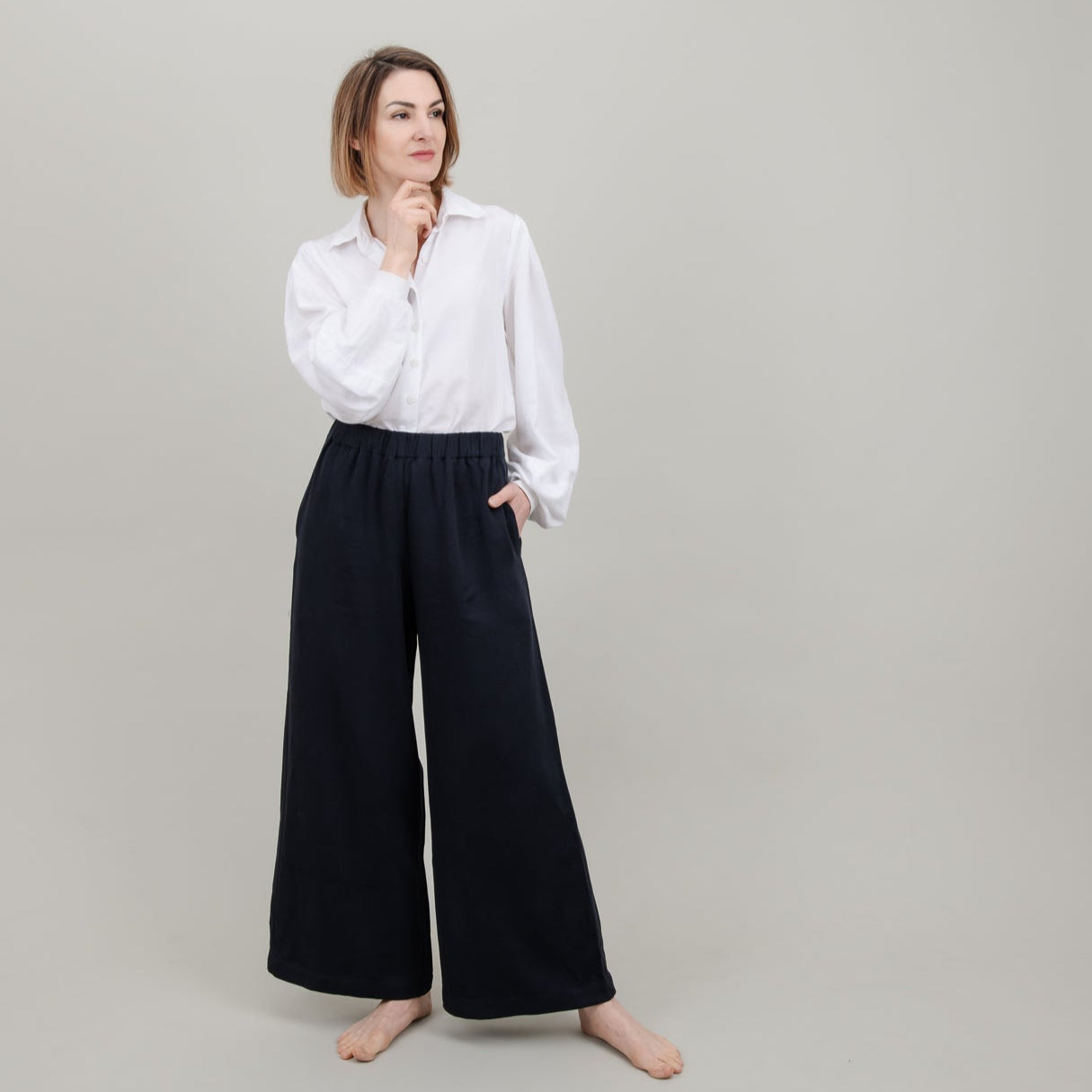 Tencel-Hose Dunkelblau mit langen weiten Beinen für Damen; mit weißer Bluse; Urheber: Mini & Eve