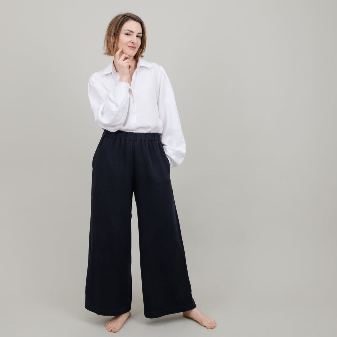Tencel-Hose Dunkelblau mit langen weiten Beinen für Damen; mit weißer Bluse; Urheber: Mini & Eve