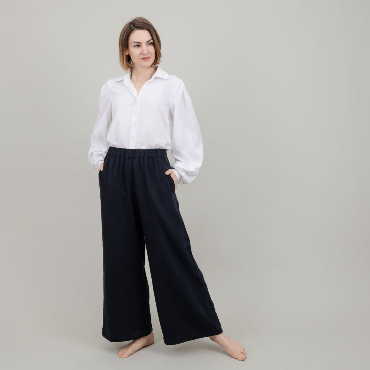 Tencel-Hose Dunkelblau mit langen weiten Beinen für Damen; mit weißer Bluse; Urheber: Mini & Eve