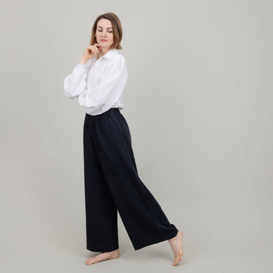 Tencel-Hose Dunkelblau mit langen weiten Beinen für Damen; mit weißer Bluse; Urheber: Mini & Eve