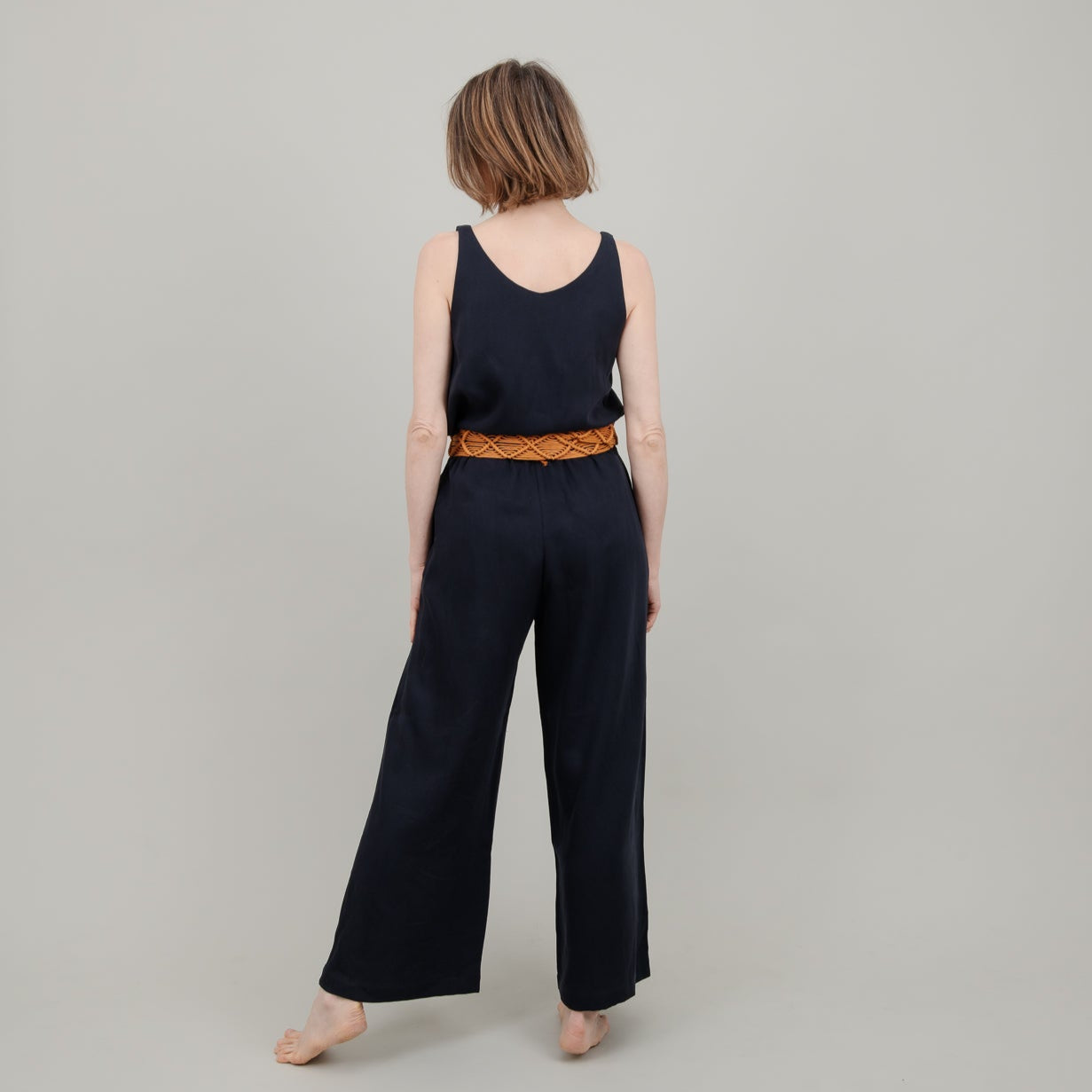 Tencel-Hose Dunkelblau mit langen weiten Beinen für Damen; mit weißer Bluse; Urheber: Mini & Eve