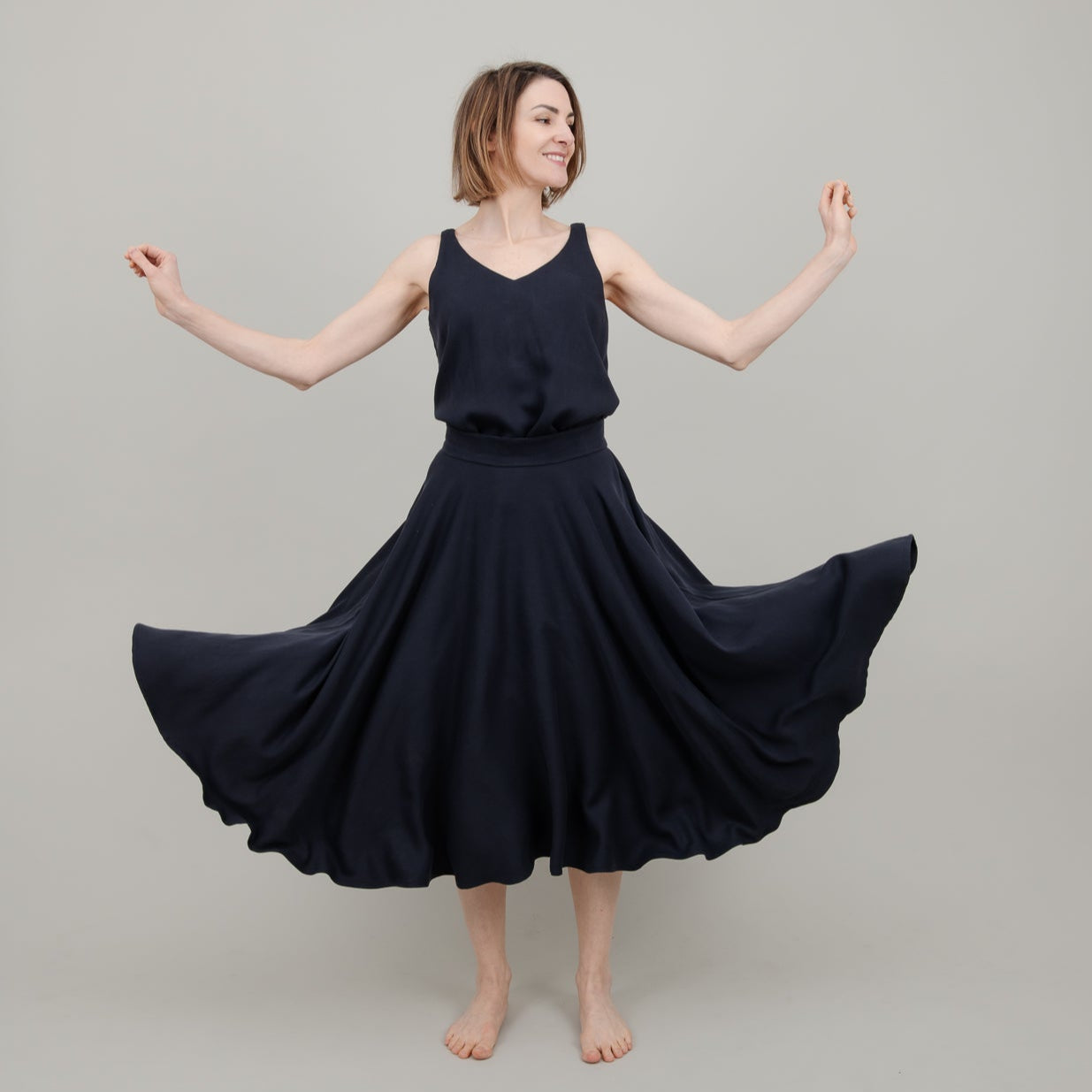 Midi Tellerrock aus Tencel in Dunkelblau; Drehrock mit Reißverschluss; Urheber: Mini & Eve