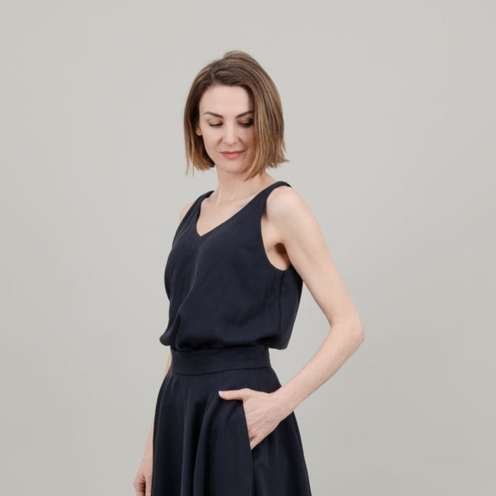 Ärmelloses Tencel-Shirt mit weitem Ausschnitt für Damen in Dunkelblau, Urheber: Mini & Eve
