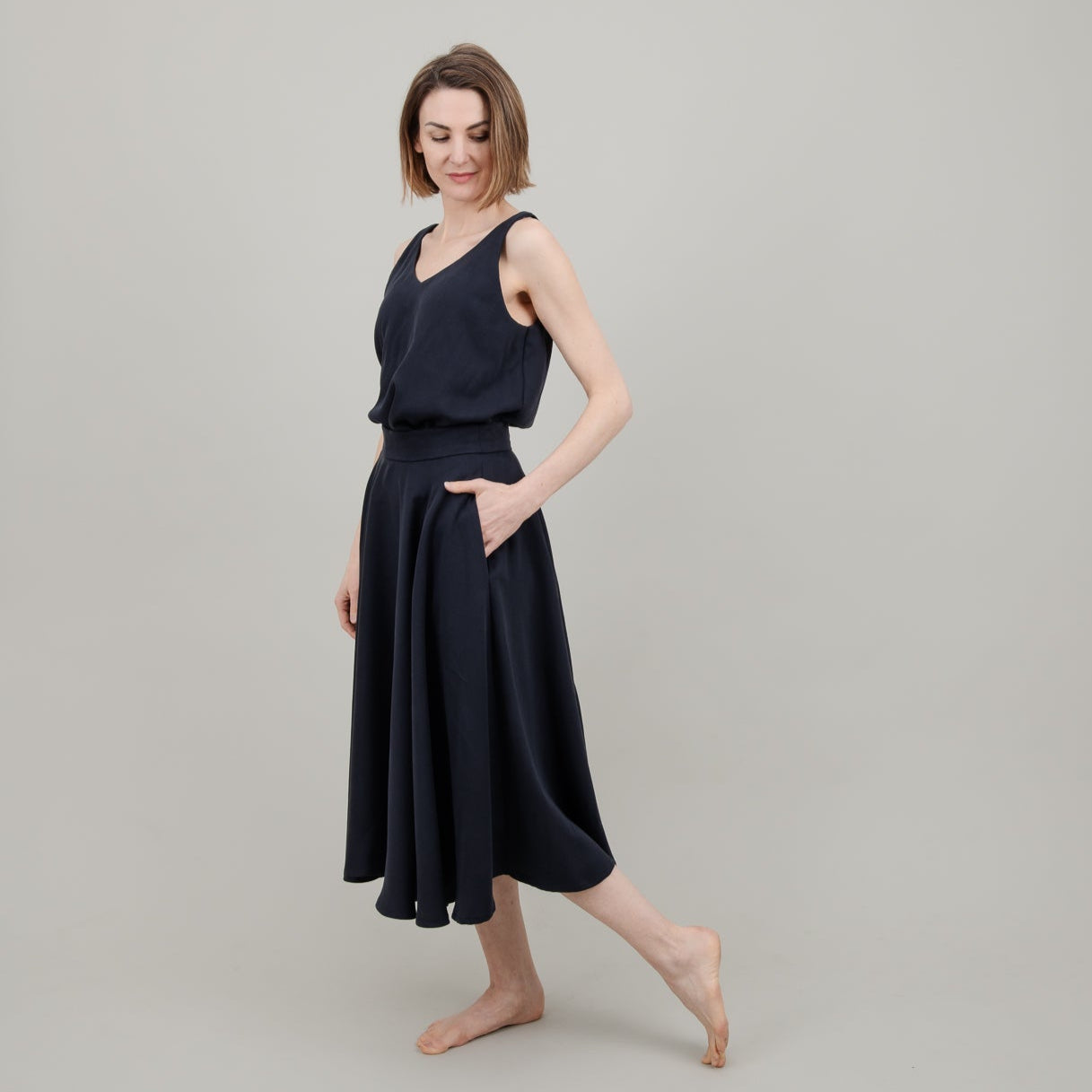 Midi Tellerrock aus Tencel in Dunkelblau; Drehrock mit Reißverschluss; Urheber: Mini & Eve