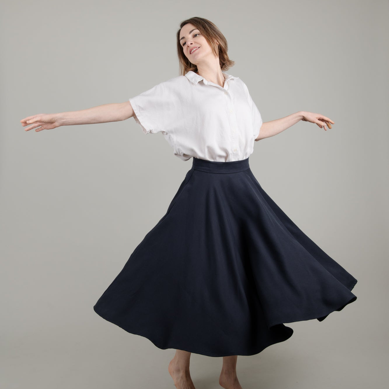 Midi Tellerrock aus Tencel in Dunkelblau; Drehrock mit Reißverschluss; Urheber: Mini & Eve