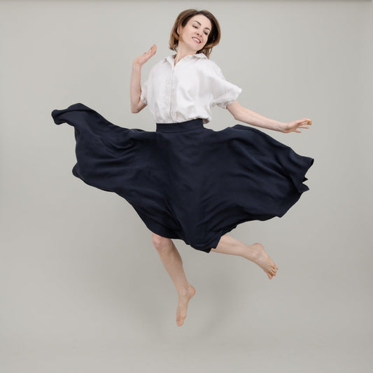 Midi Tellerrock aus Tencel in Dunkelblau; Drehrock mit Reißverschluss; Urheber: Mini & Eve