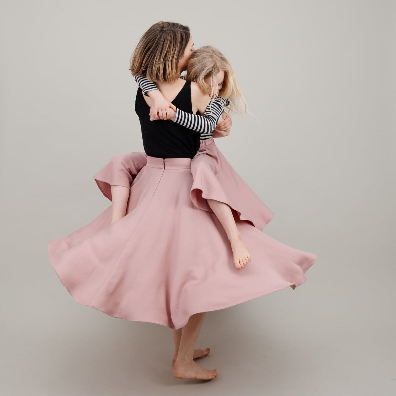 Midi Tellerrock aus Tencel in Rosa für Damen; Drehrock für Damen; Mutter Tochter Partnerlook; Drehrock für Kinder Mädchen; Urheber: Mini & Eve