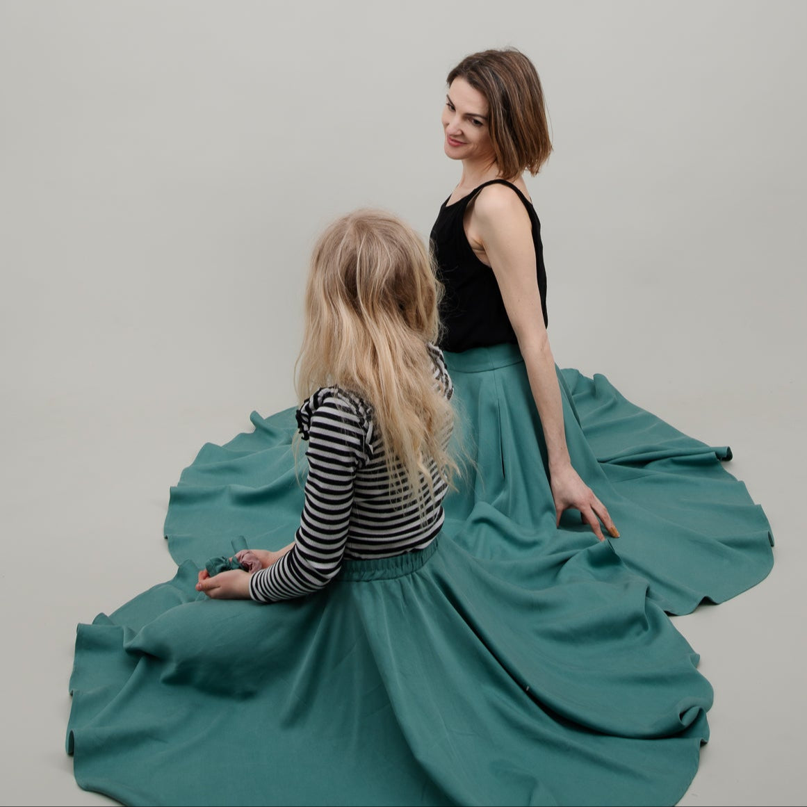 Tencel Tellerrock in Aqua Türkis für Kinder; Drehrock für Mädchen; Damenrock; Partnerlook Mutter Tochter;Urheber: Mini & Eve