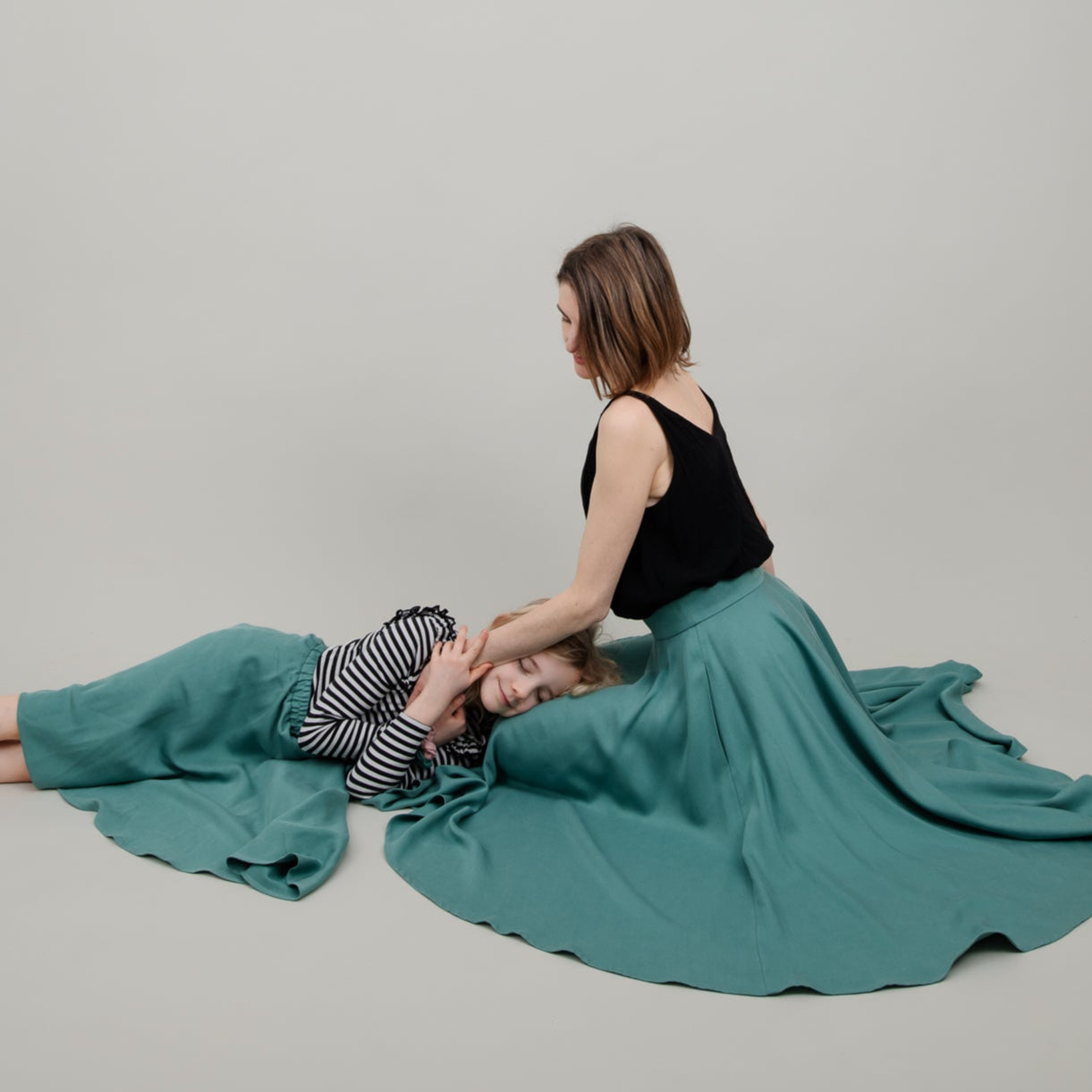 Midi Tellerrock aus Tencel in Aqua Türkis für Damen; Drehrock für Damen; Mutter Tochter Partnerlook; Drehrock für Kinder Mädchen; Urheber: Mini & Eve