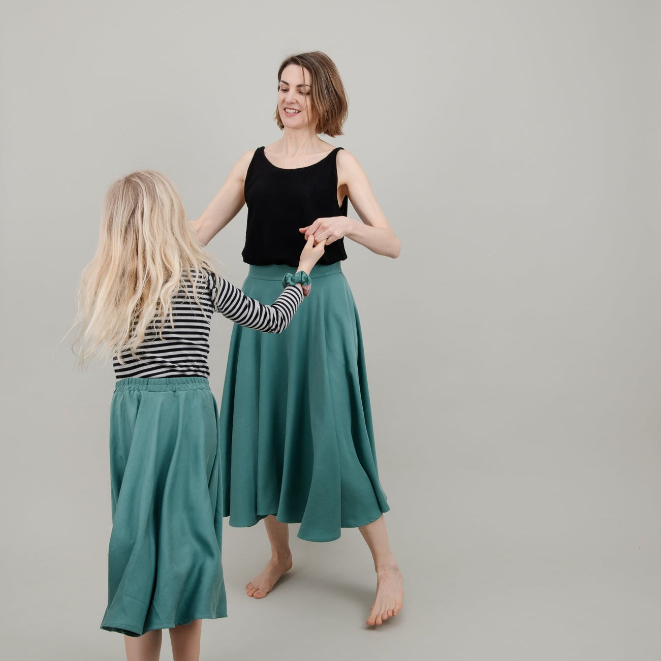 Midi Tellerrock aus Tencel in Aqua Türkis für Damen; Drehrock für Damen; Mutter Tochter Partnerlook; Drehrock für Kinder Mädchen; Urheber: Mini & Eve
