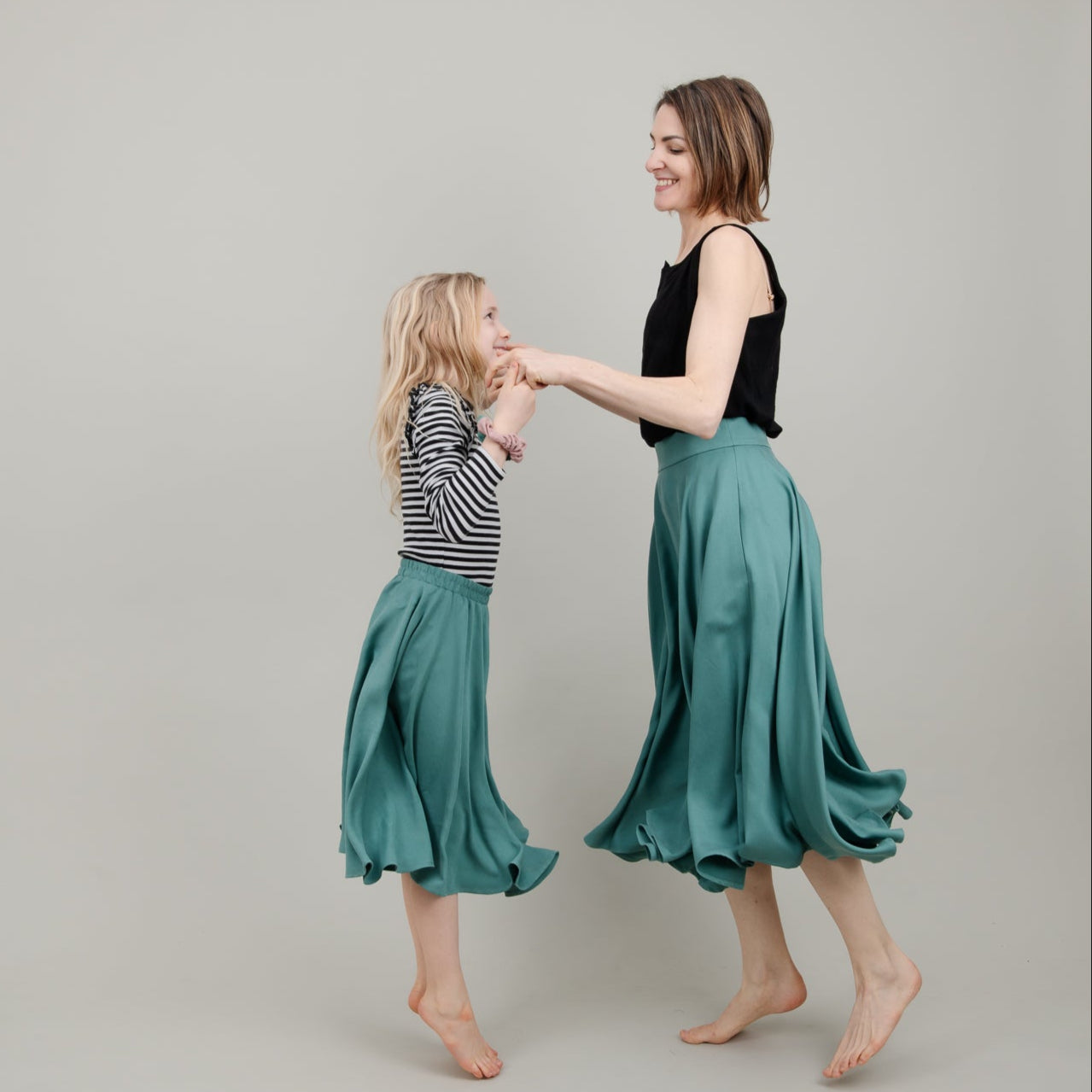Midi Tellerrock aus Tencel in Aqua Türkis für Damen; Drehrock für Damen; Mutter Tochter Partnerlook; Drehrock für Kinder Mädchen; Urheber: Mini & Eve