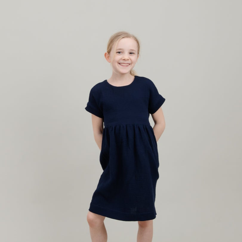 kurzärmeliges Musselinkleid Dunkelblau für Kinder Mädchen; Urheber: Mini & Eve