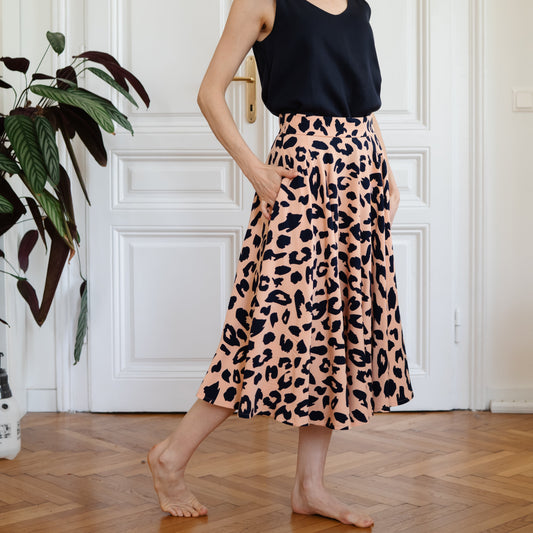 Tellerrock Drehrock aus Viscose mit Leoprint in Lachs / Dunkelblau; Urheber: Mini & Eve