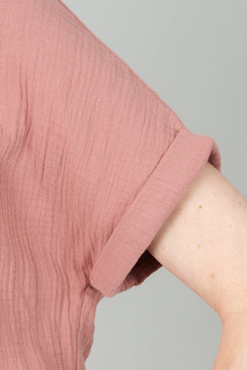 Frau in Musselin-Kleid in der Farbe Altrosa mit Taschen; Urheber: Mini & Eve