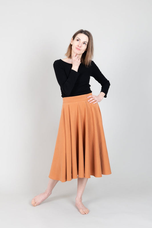 Frau in Tencel-Tellerrock Drehrock in der Farbe Karamell mit Taschen; Urheber: Mini & Eve