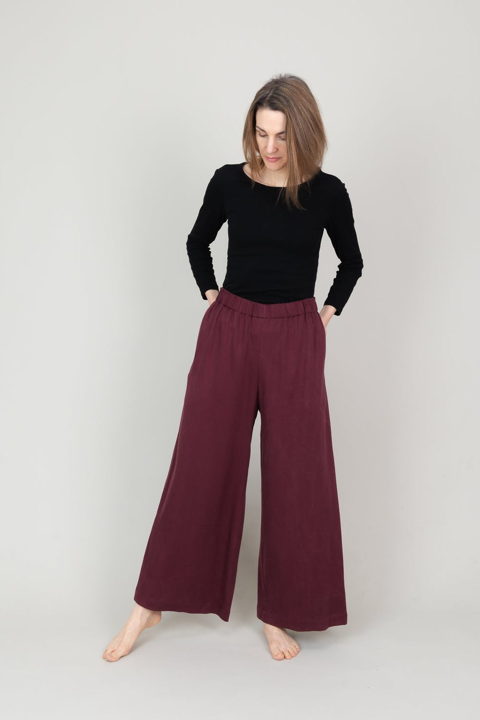 Lange weite Tencelhose mit Taschen für Damen in der Farbe Bordeaux Dunkelrot; Urheber: Mini & Eve