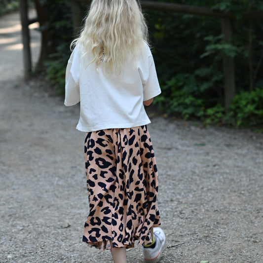 Mädchen mit Tellerrock in Leoprint lachs und dunkelblau; Urheber: Mini & Eve