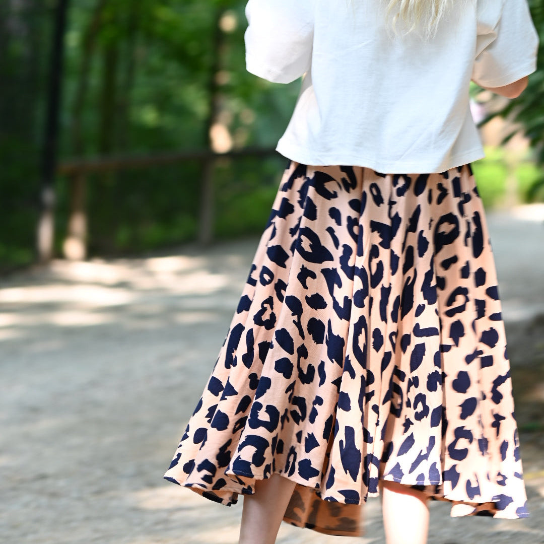 Mädchen mit Tellerrock in Leoprint lachs und dunkelblau; Urheber: Mini & Eve