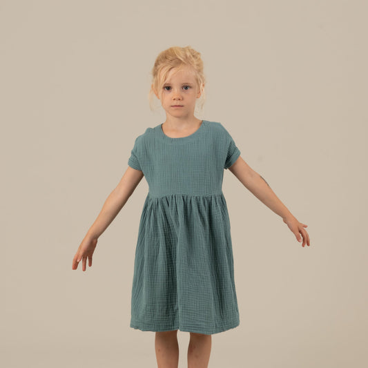 MIA Kinderkleid Musselin Petrol Vorderansicht, Urheber: Mini & Eve