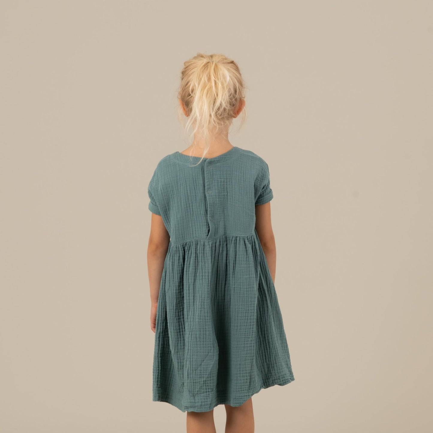 MIA Kinderkleid Musselin Petrol Rückansicht, Urheber: Mini & Eve