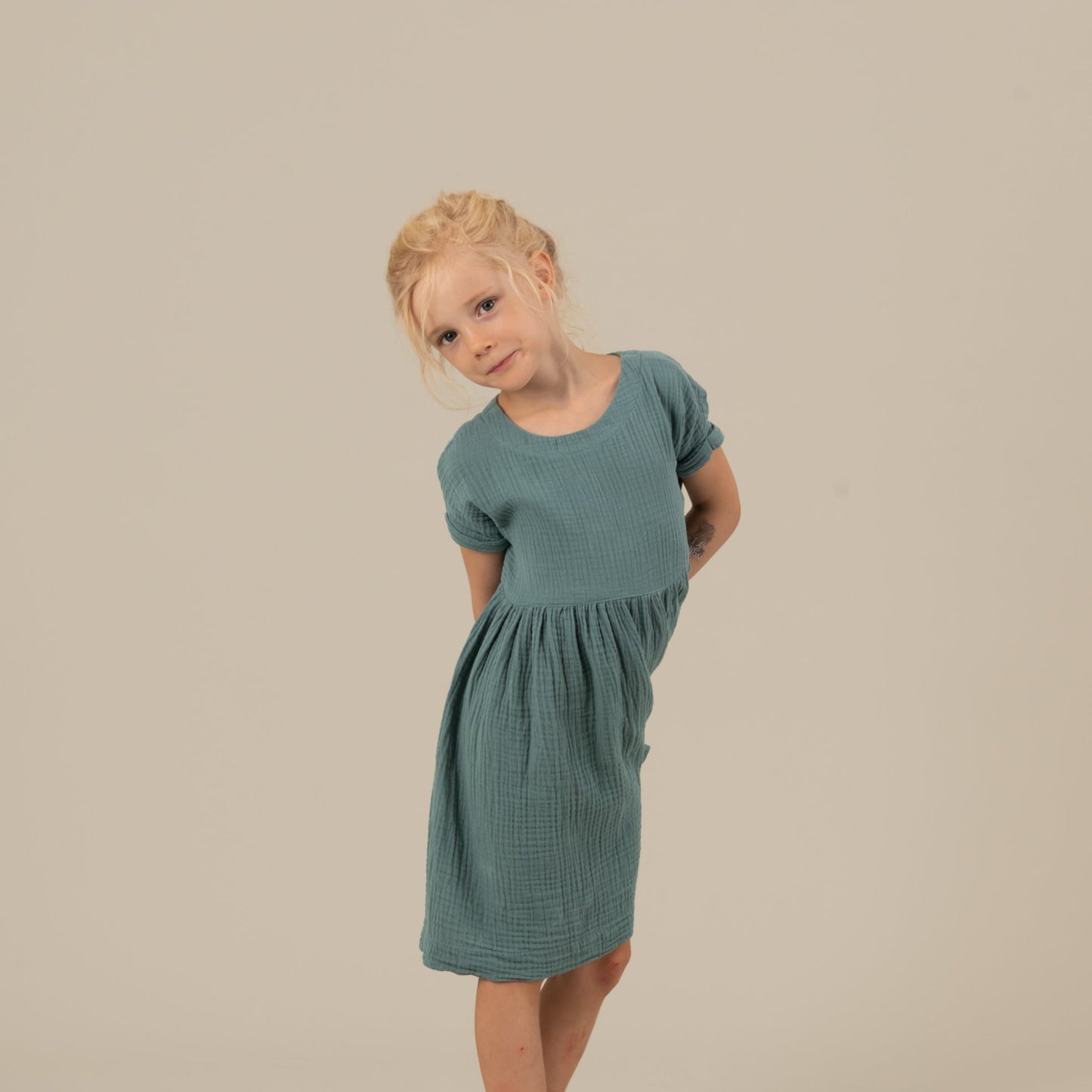 MIA Kinderkleid Musselin Petrol Vorderansicht, Urheber: Mini & Eve
