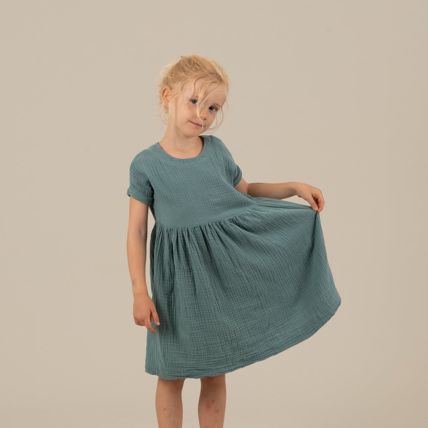 MIA Kinderkleid Musselin Petrol Vorderansicht, Urheber: Mini & Eve