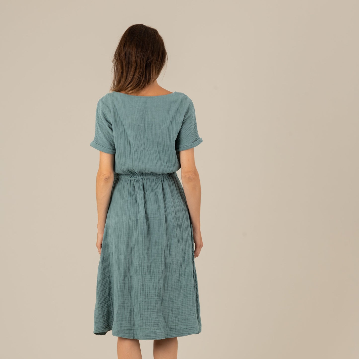 MILA Damenkleid Musselin Petrol Rückansicht, Urheber: Mini & Eve