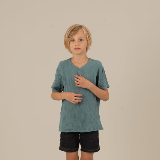 LEO Kindershirt Musselin Petrol Vorderansicht, Urheber: Mini & Eve