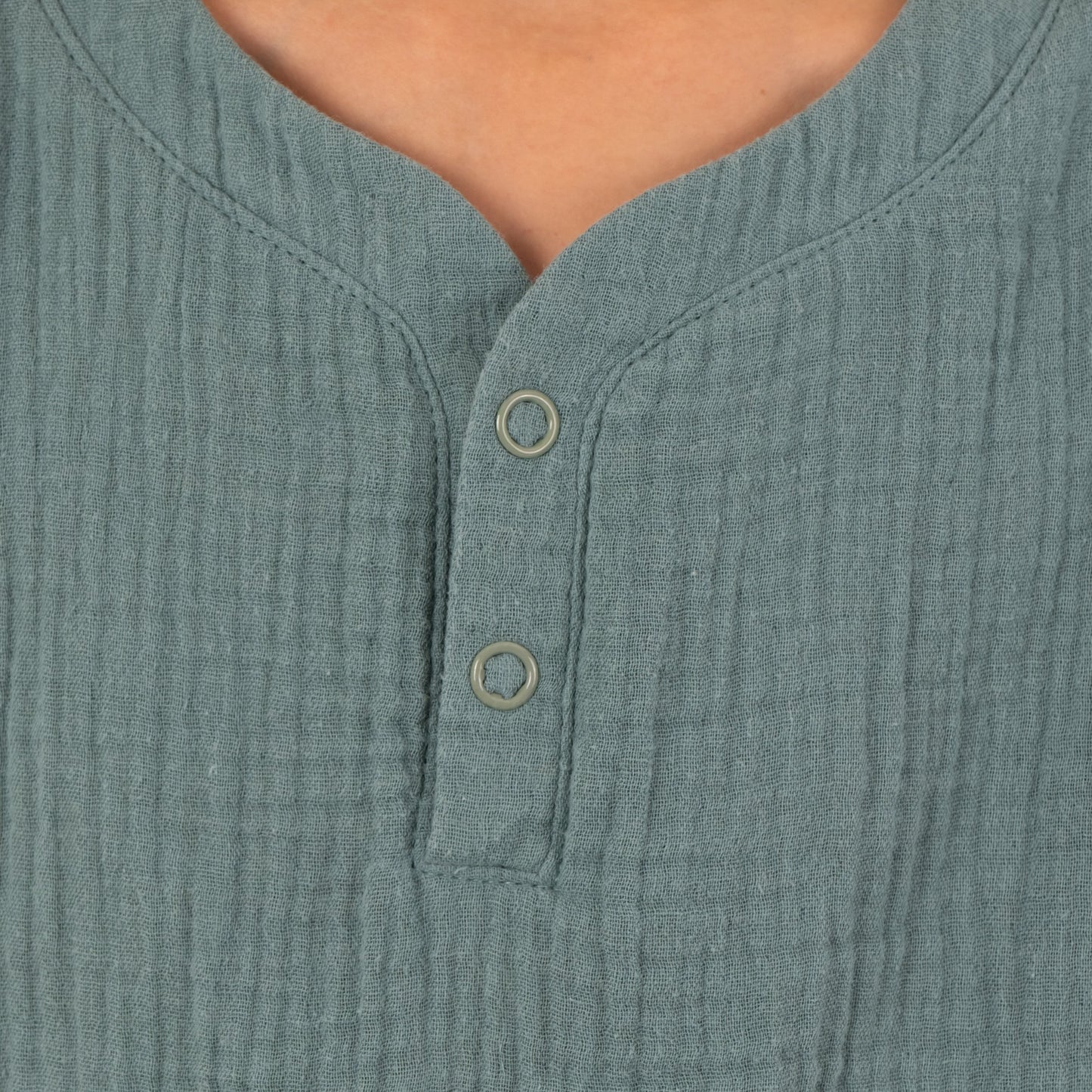LEO Kindershirt Musselin Petrol Detail Knopfleiste, Urheber: Mini & Eve