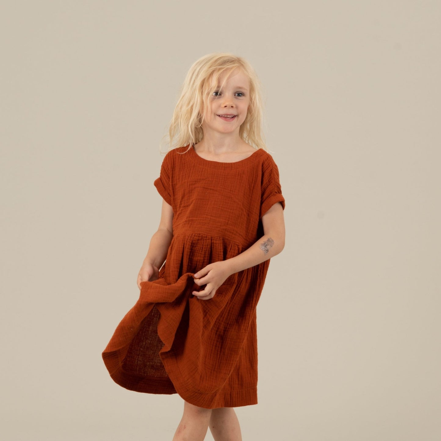 MIA Kinderkleid Musselin Terracotta Vorderansicht, Urheber: Mini & Eve