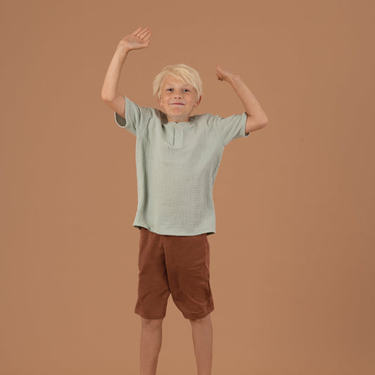 LEO Kindershirt Musselin Mint Vorderansicht, Urheber: Mini & Eve