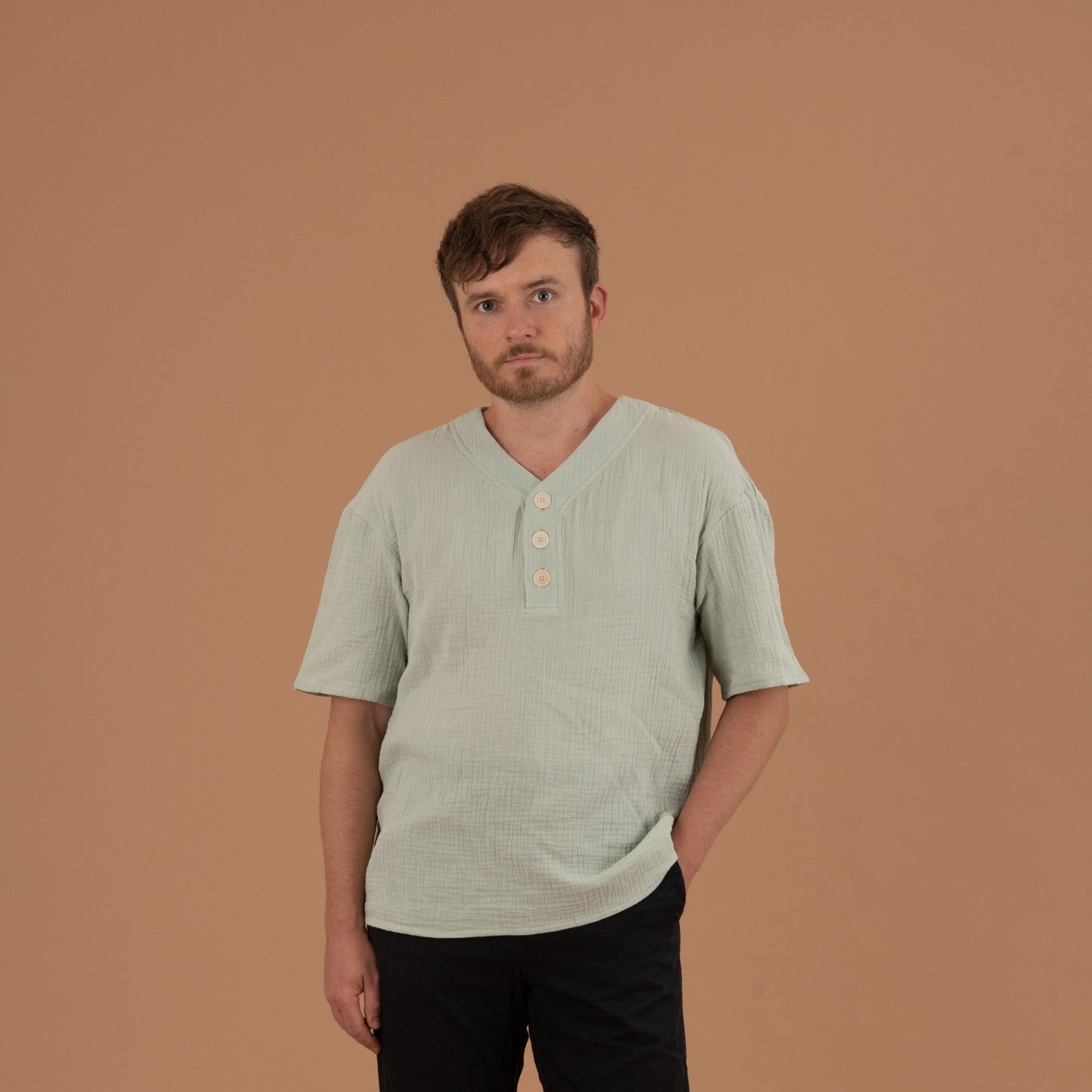 LEON Herrenshirt Musselin Mint Vorderansicht, Urheber: Mini & Eve