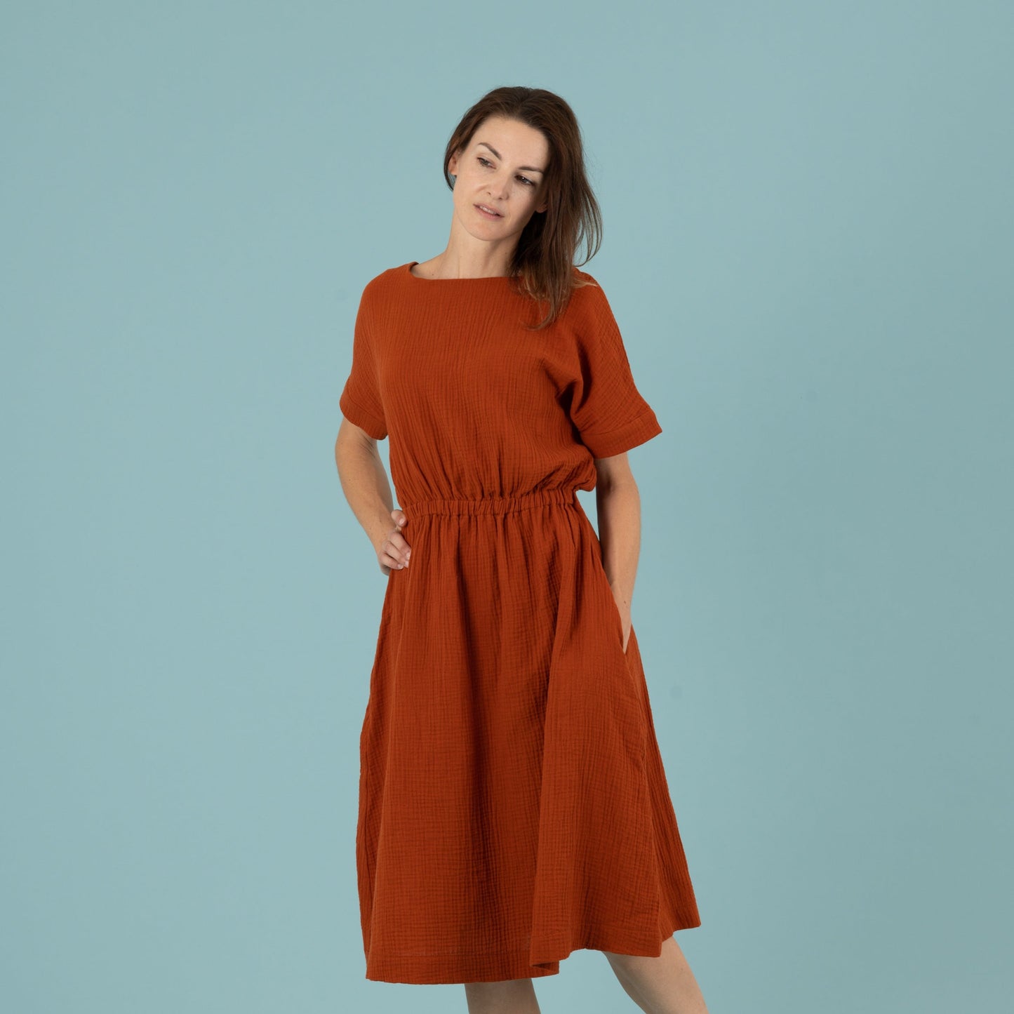 MILA Damenkleid Musselin Terracotta Vorderansicht, Urheber: Mini & Eve
